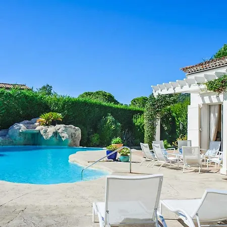 Piscina A Forma Libera Che Occupa Un Posto D'onore Апартаменты